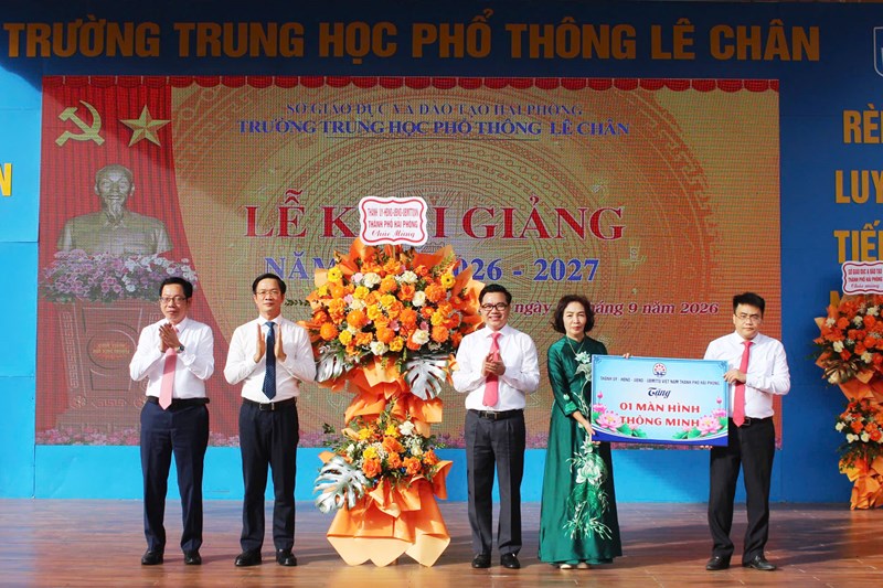 Đồng chí Phạm Văn Lập, Phó Bí thư Thành ủy, Chủ tịch Ủy ban MTTQ Việt Nam thành phố dự lễ khai giảng tại Trường THPT Lê Chân